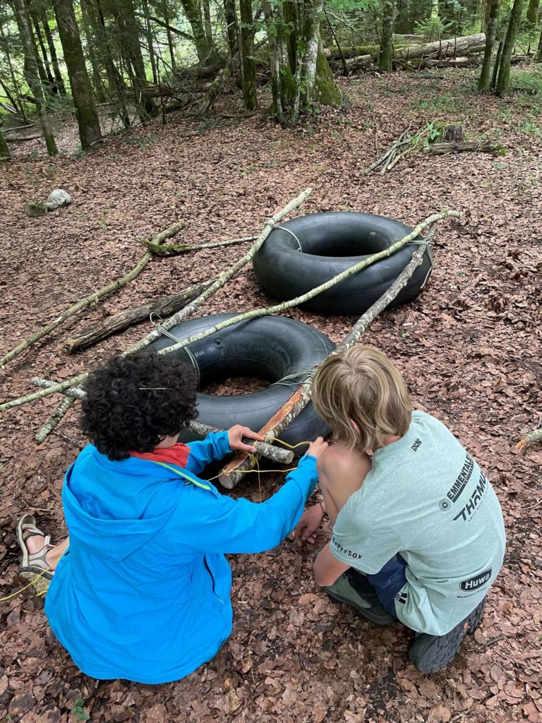 Binomes radeau construction camp jeunes fribourg