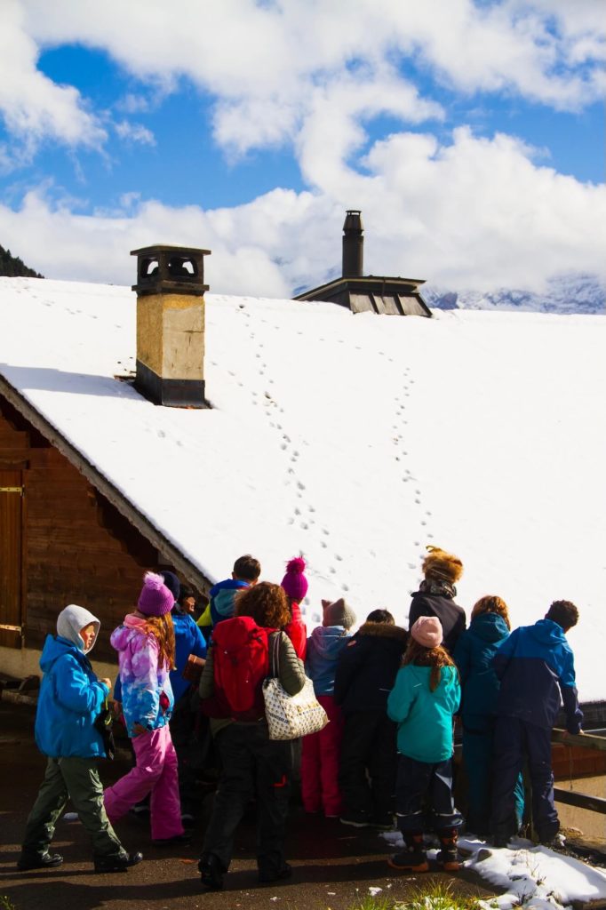 Camp enfants toit traces neige ©photos joel harder