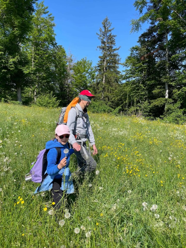 Binomes marche aveugle champ feuille racine