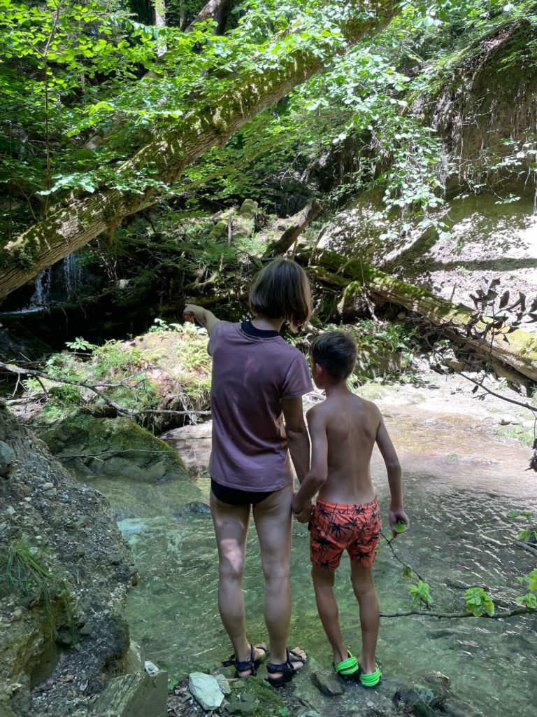 Binomes riviere mains feuille racine